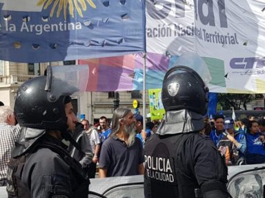 Argentinos tomam as ruas da capital contra cortes de Macri nos programas sociais