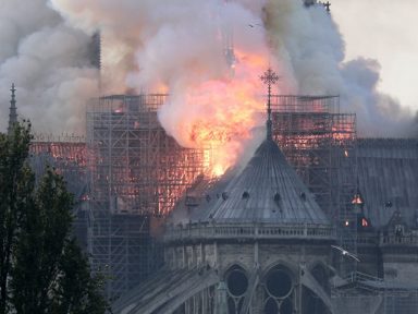 Incêndio destrói parcialmente catedral de Notre-Dame. Estrutura se salva