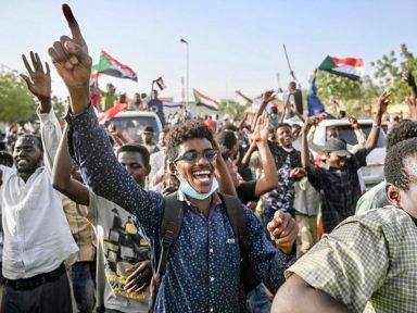 Sudaneses acampam na capital para garantir a formação do conselho civil-militar