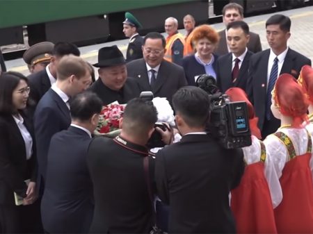 Kim chega à Rússia para a primeira cúpula com Putin