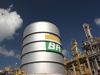 Gasolina acumula alta de 31% nas refinarias