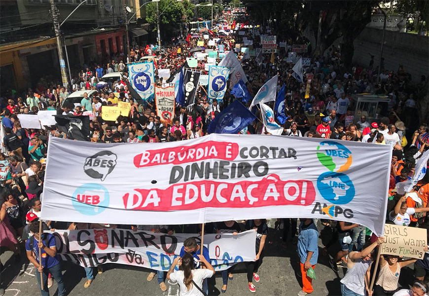 Estudantes da Uneb protestam para que Justiça e Governo resolvam