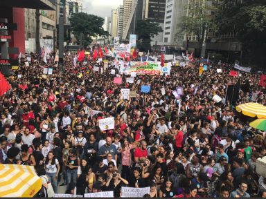 Multidão ocupa a Paulista contra bloqueio de recursos para a educação