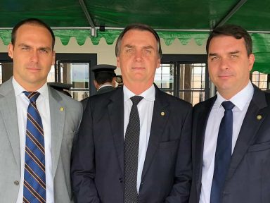 Bolsonaro condecora seus filhos duas vezes em menos de um mês