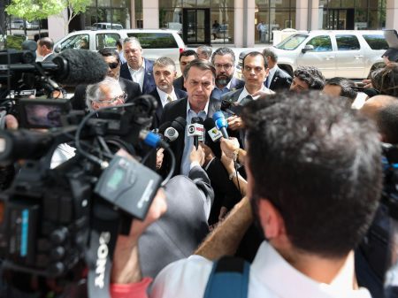 Bolsonaro não explica os cortes, insulta repórter e a imprensa