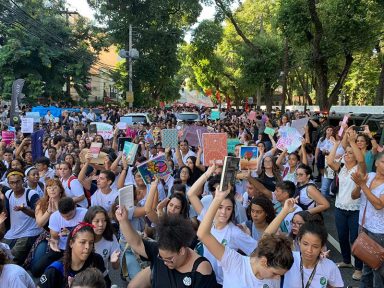 Alunos do Pedro II e institutos federais  protestam contra corte de Bolsonaro