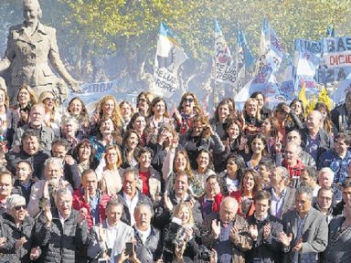 Argentinos homenageiam Evita Perón e sua integração com o povo