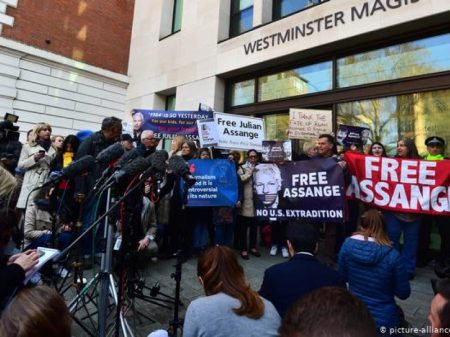 Submisso a Trump, tribunal inglês condena o jornalista Assange a um ano de prisão