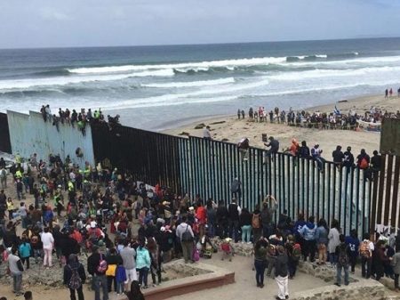 Juiz bloqueia verba que Casa Branca desviou para o muro na fronteira com o México