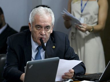 “É mentira que a reforma da Previdência vai resolver o desemprego”, diz senador