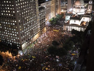 Mais de 2 milhões protestam em ao menos 240 cidades contra os cortes na Educação