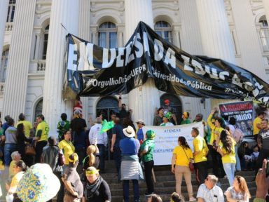 Bolsonaristas arrancam faixa da UFPR “Em defesa da Educação”