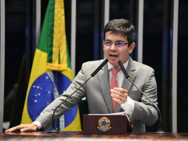 Randolfe: “Bolsonaro é contra tributar os ricos, mas é a favor de espremer os idosos”