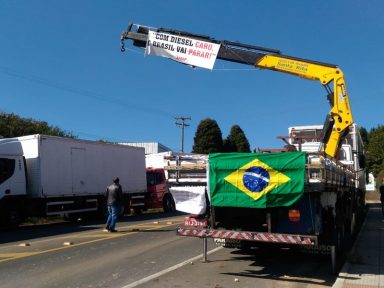 Caminhoneiros querem refinarias com a Petrobrás
