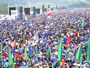 Multidão participa do lançamento da campanha de Evo à presidência