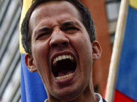 Após admitir fracasso, golpista Guaidó propõe invasão pelos EUA