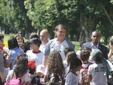 Bolsonaro admite que cortou verba e debocha das manifestações