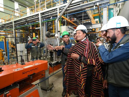 Bolívia inaugura a mais moderna fábrica de vidro da América Latina