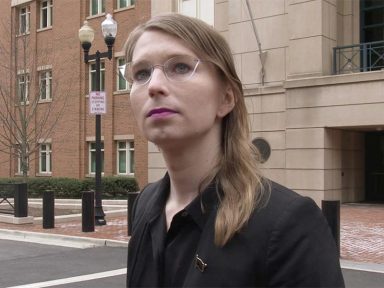 Tribunal é obrigado a libertar Manning, mas outro júri a intima a depor
