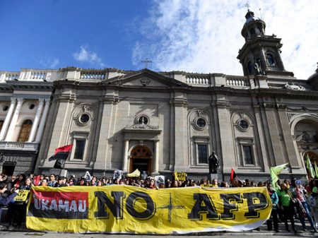 Chilenos exigem o fim da previdência privatizada e do “assalto às pensões”