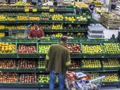 Vendas do comércio caem 4,5% em março, diz IBGE