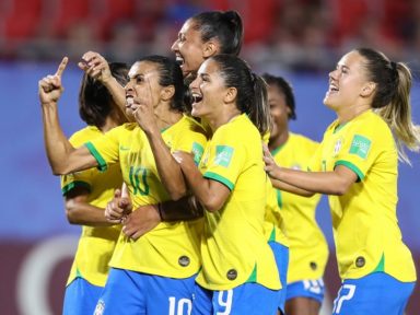 Brasil vence Itália e Marta vira a maior artilheira de todas as Copas