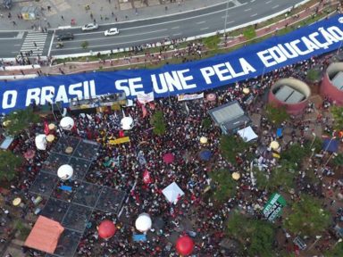 Em novo ataque, Bolsonaro corta mais 2,7 mil bolsas da Capes