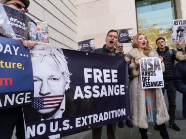 “EUA pede extradição de Assange para intimidar jornalistas”, denuncia Pilger