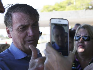 Bolsonaro volta a atacar o Congresso: “Pô, querem me deixar como rainha da Inglaterra?”