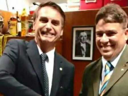 Amigo de Bolsonaro vira assessor da Petrobrás para ganhar R$ 55 mil