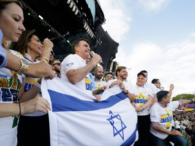 Depois de dizer que ama Israel, Bolsonaro discursa segurando sua bandeira