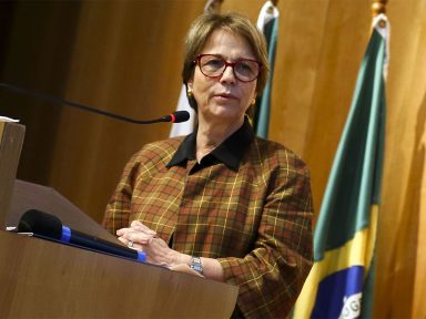 Bolsonaro esvazia Moro e transfere demarcações para o Ministério da Agricultura
