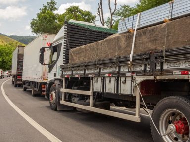 Setor de serviços recua 0,7% em abril