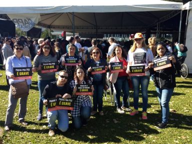 Com salários congelados, professores iniciam greve no Paraná