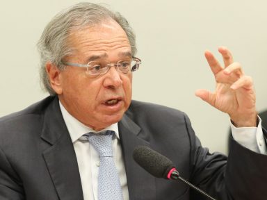 Ministro diz que suspenderá contratação de servidores públicos