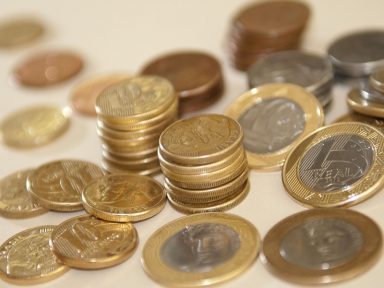 Brasileiros recorrem à poupança frente à crise