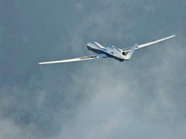 Irã derruba drone espião dos EUA que invadiu seu espaço aéreo