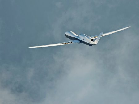 Irã derruba drone espião dos EUA que invadiu seu espaço aéreo