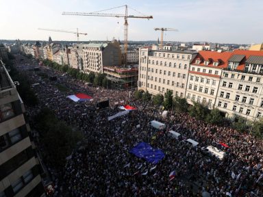 Multidão em Praga exige a renúncia do ‘Berlusconi’ checo