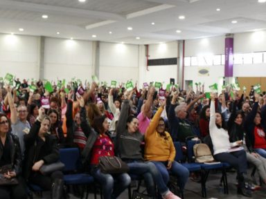 Professores do Paraná aprovam greve contra congelamento de salários