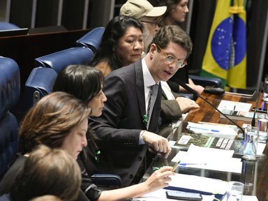 Ministro do Meio Ambiente é vaiado no Senado e sai às pressas