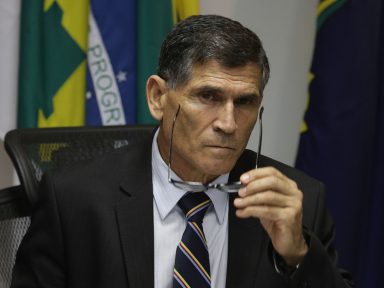 General Santos Cruz quer “reação forte das pessoas e instituições”, contra arroubos golpistas