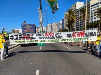 Bolsonaristas e MBL quase se estapeiam em ato fraco na praia de Copacabana