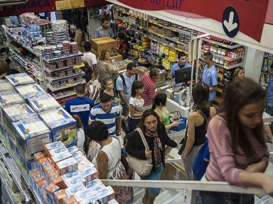 Comércio cai 0,6% e tem pior abril desde 2015
