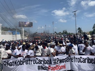 Haitianos exigem saída de governo de arrocho e corrupção