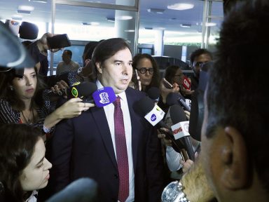 Maia rebate Bolsonaro: “ele não entendeu o projeto de lei”