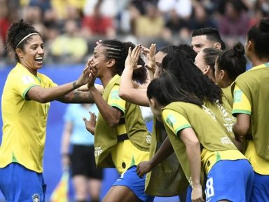 Cristiane faz 3 e Brasil vence em sua estreia na Copa