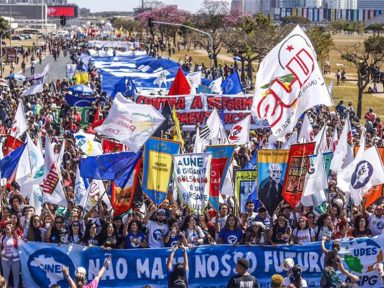 Estudantes ocupam Brasília pelo direito à “educação, emprego e aposentadoria”