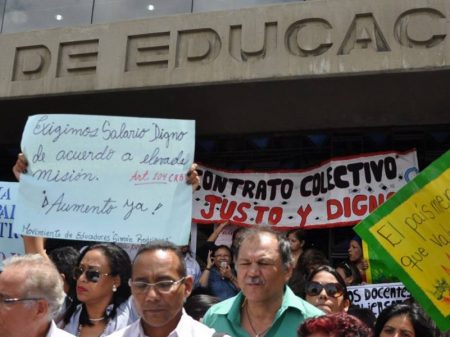 Professores venezuelanos protestam contra “os salários de fome”