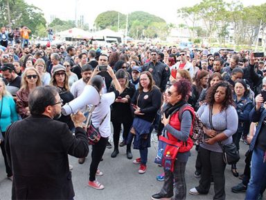 PR: servidores rejeitam parcelamento de reajuste e mantêm greve